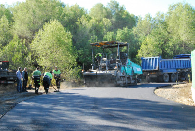 Operaris treballant en l'asfaltat