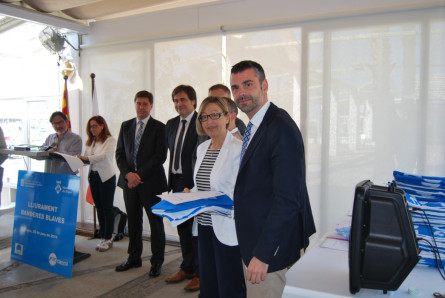 Mònica Miquel rebent la Bandera Blava de mans del conseller Santi Vila