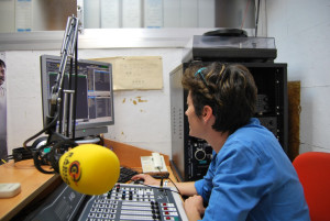 Treballadora de l'arxiu de Ràdio Cubelles