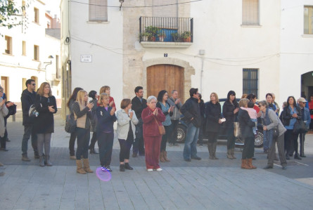 Veïns i treballadors municipals a la plaça de la Vila