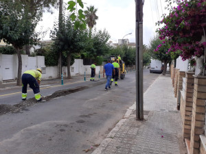 Operaris treballant al carrer de Narcís Monturiol