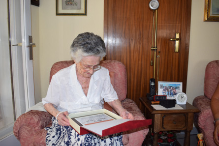 Maria Pedro mirant la placa