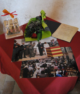 Detall de dues fotografies, obsequis i el conveni