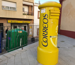 Bústia de correus al davant de l'oficina postal