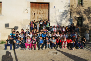 Foto de família d'alumnes, mestres i l'alcaldessa