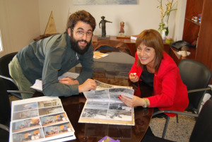 Xavier Toscano i Rosa Fonoll contemplant les imatges