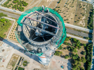 Enderroc de la xemeneia de la Tèrmica (Foto: Endesa)