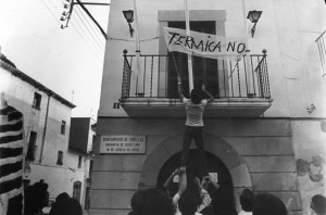 Col·locació d'una pancarta a la façana de l'Ajuntament