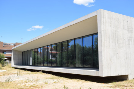 Plaça atzavara biblioteca
