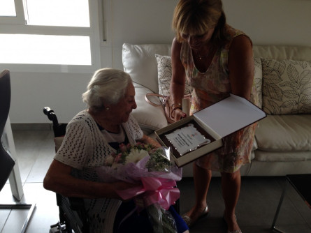 Rosa Fonoll lliurant obsequis a Mariana Muñoz