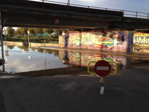 Es prohibeix el pas pel pont de l'avinguda de la Riera