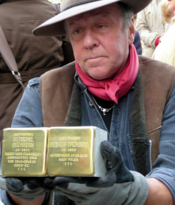Gunter Demnig amb dues llambordes (Viquipèdia)