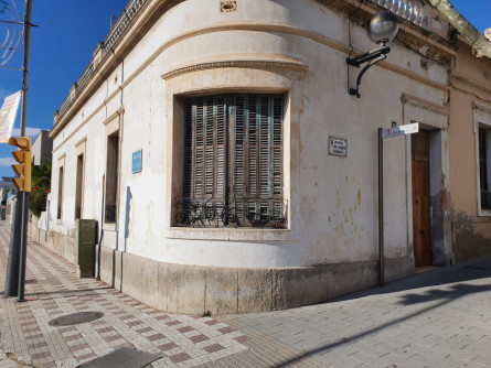 Cantonada de l'immoble del passeig de Narcís Bardají amb l'avinguda de Catalunya