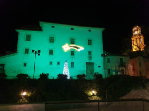 Façana del castell il·luminada de Nadal