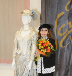Paulina Schumann fotografiada amb un dels seus vestits a Cubelles