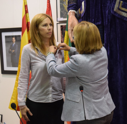 Romero rebent el pin de regidora de la mà de l'Alcaldessa, Rosa Fonoll