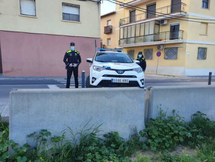 Patrulla de la policia local en una cruïlla