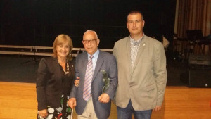 Rosa Fonoll i Narcís Pineda, envoltant Antoni Pineda