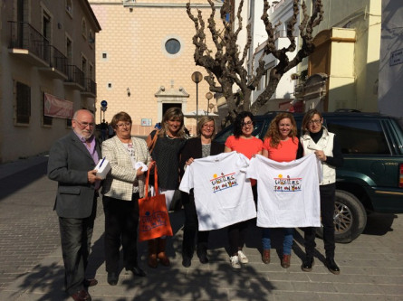 L'equip de la Maroc Challenge posa amb les autoritats locals