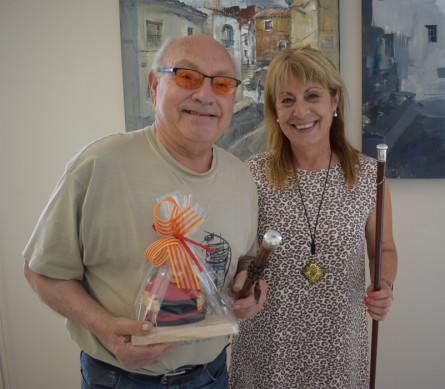 Ricard Carreras amb la figura d'en Charlie Rivel