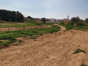 Imatge de la parcel·la on es construirà el nou Institut Les Vinyes