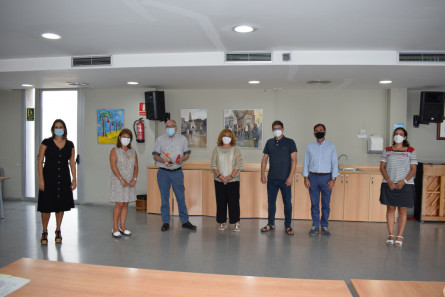 Foto de la visita amb els obsequis lliurats