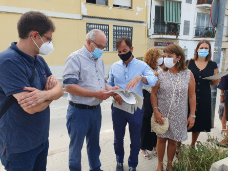 El conseller rebent indicacions tècniques