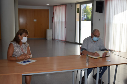 Moment de la signatura al llibre d'honor
