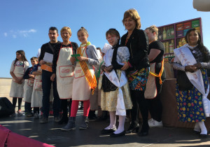 Representants de l'Associació d'Hostaleria i Comerç, pubillatge i Alcaldessa amb la guanyadora infantil